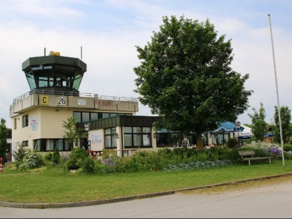照片: Herzingers am Flugplatz Mößling
