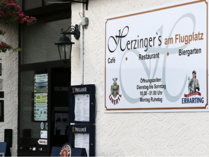 照片: Herzingers am Flugplatz Mößling